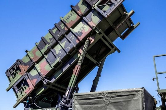 Εντονες αντιδράσεις για την κατάρριψη ιρανικών πυραύλων από ελληνικούς Patriot: «Τέλος το αφήγημα περί μη εμπλοκής»